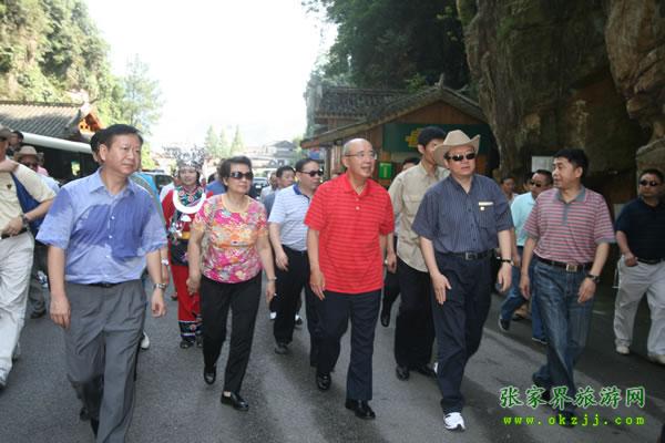 張家界市委書記胡伯?。ㄗ笠唬┡阃瑖顸h主席吳伯雄（正中）前往梯瑪神歌劇場